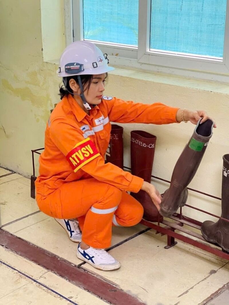 Chị Lê Thị Phượng hăng say với công việc. Ảnh: Ngọc Lan