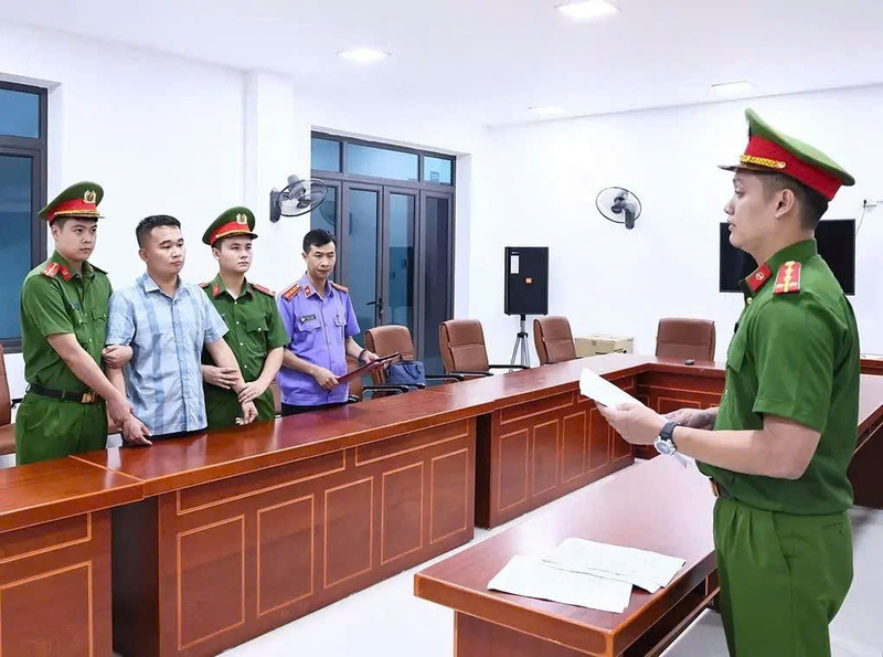 Cơ quan Cảnh sát điều tra Công an tỉnh Tuyên Quang thi hành Lệnh giữ người trong trường hợp khẩn cấp đối với Nguyễn Hà Duy. Ảnh: Công an Tuyên Quang