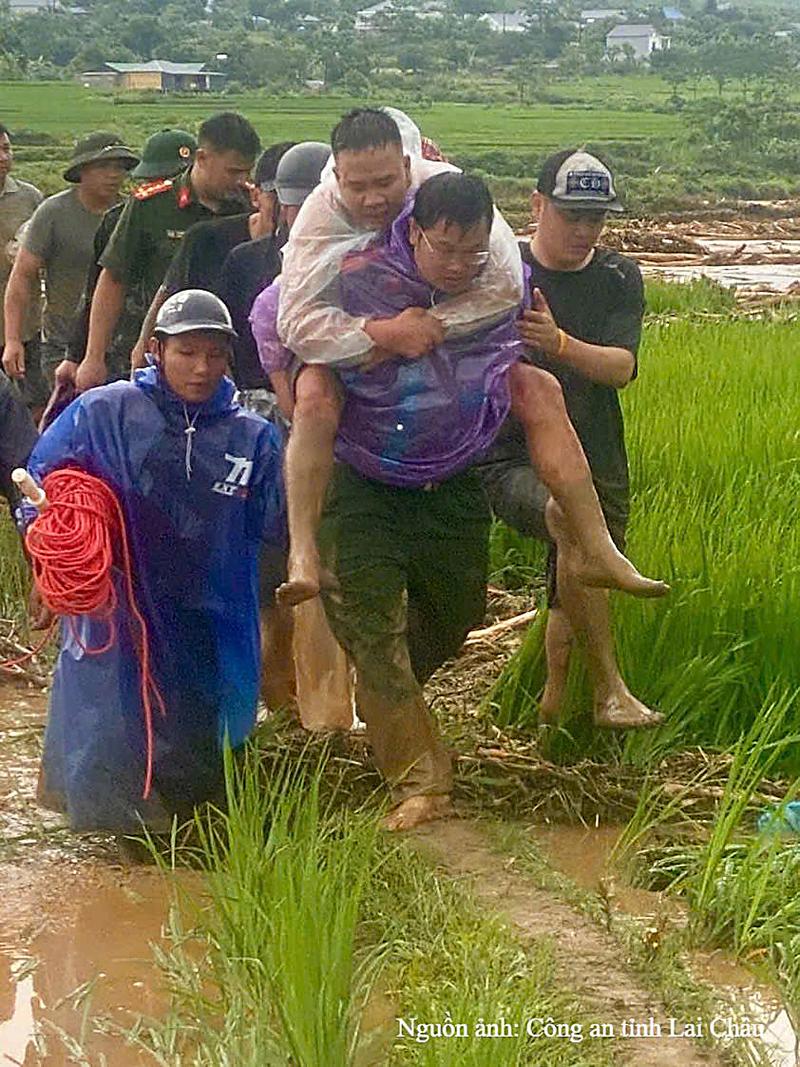 Công an xã Mường Than đã triển khai lực lượng cứu hộ, đến 11 giờ 15 phút ngày 17/7,  lực lượng đã giải cứu được 2 công dân vào bờ an toàn và đưa đi Trạm y tế cấp cứu.