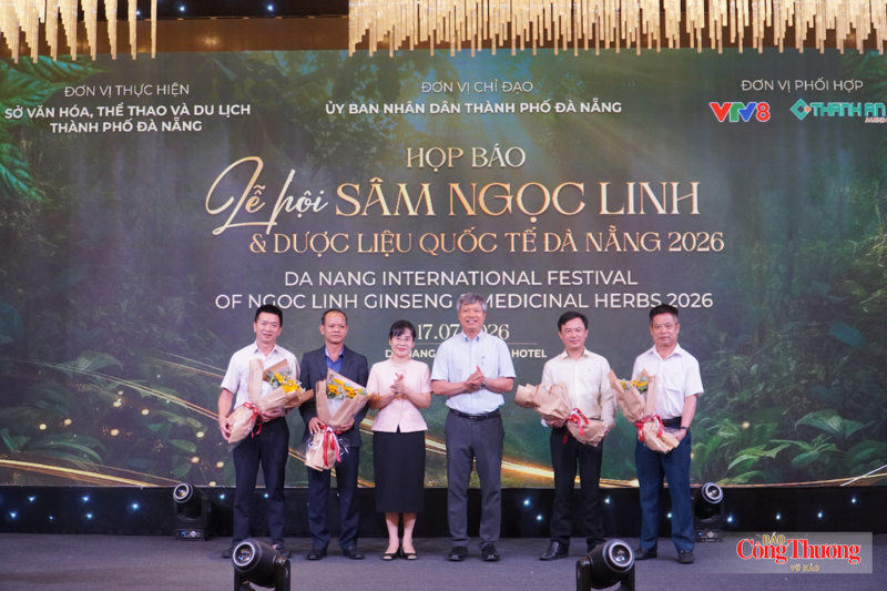UBND TP. Đà Nẵng tặng hoa tri ân các đơn vị, hiệp hội đồng hành tổ chức lễ hội
