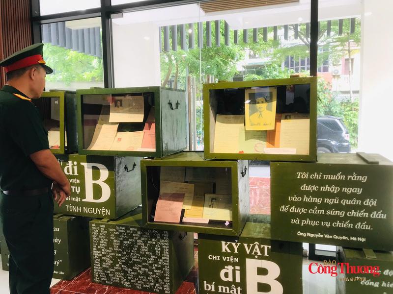 Trưng bày không chỉ tái hiện một phần ký ức của dân tộc mà còn là lời tri ân đối với những người đã dành trọn tuổi thanh xuân cho Tổ quốc