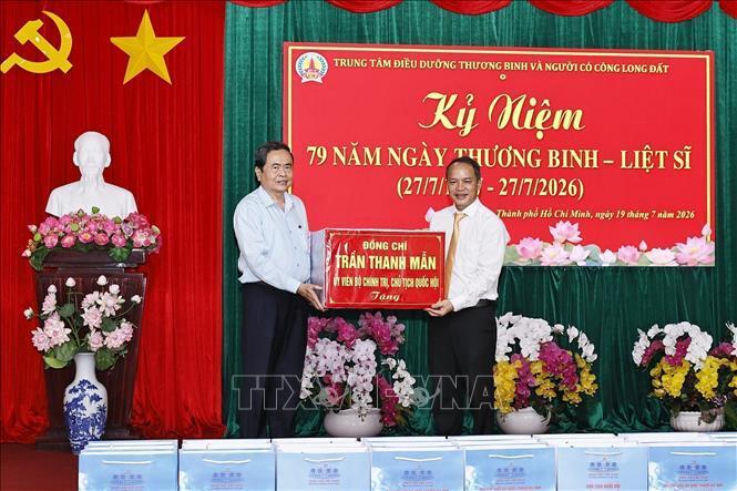 Chủ tịch Quốc hội Trần Thanh Mẫn tặng quà Trung tâm điều dưỡng thương binh và người có công Long Đất ở ấp Hải Sơn, xã Long Hải, Thành phố Hồ Chí Minh. Ảnh: Doãn Tấn/TTXVN