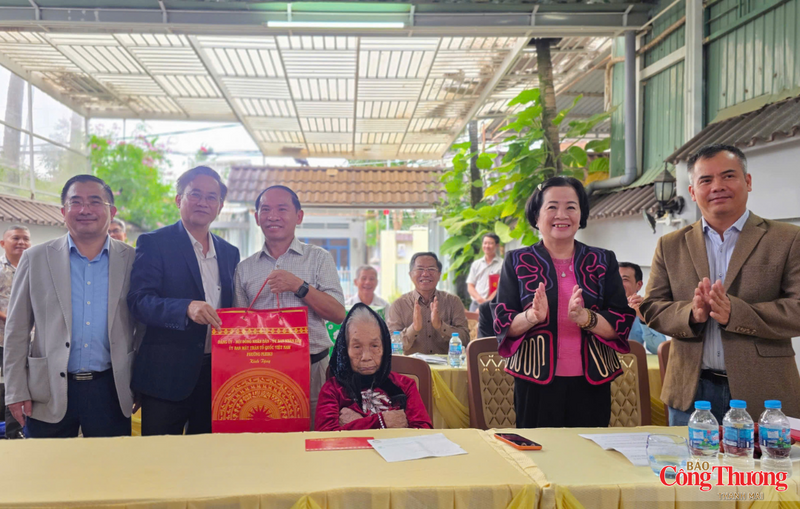 Lãnh đạo phường Pleiku cùng các đơn vị nhận phụng dưỡng đã trao những phần quà tri ân đến Mẹ Việt Nam anh hùng Lê Thị Thọ.