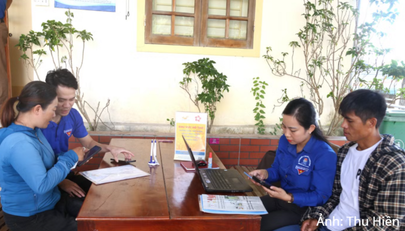 Đoàn viên thanh niên hỗ trợ người dân đăng ký thủ tục hành chính.