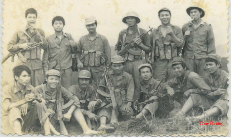 Thiếu úy Đặng Vương Hưng (ngồi đầu tiên từ trái qua) cùng đồng đội trên điểm cao 820 (huyện Tràng Định, tỉnh Lạng Sơn) sau trận pháo kích. Ảnh: NVCC