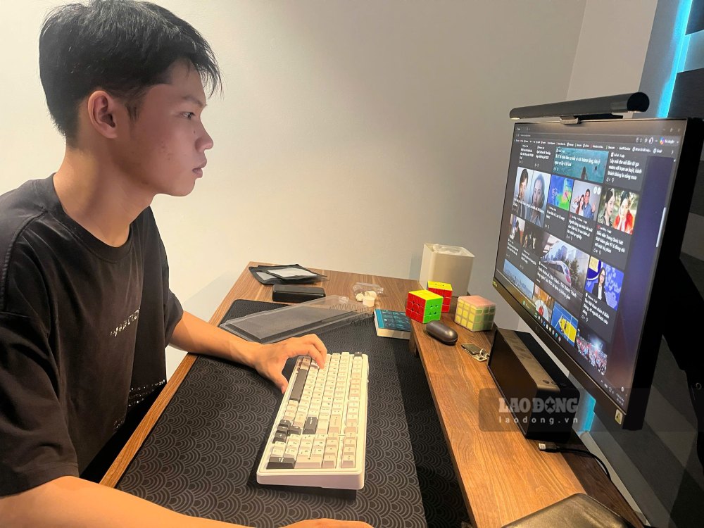 Anh Ngô Minh Đức làm 3 công việc cùng lúc. Ảnh: Quỳnh Chi