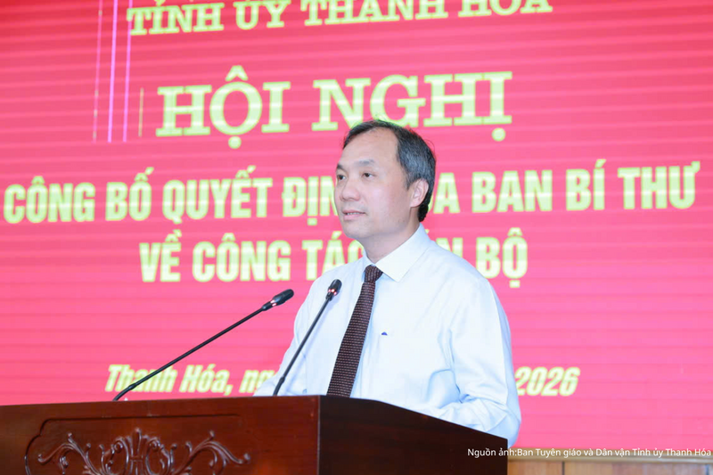 Thường trực Ban Tổ chức Trung ương Hoàng Trung Dũng công bố các quyết định.