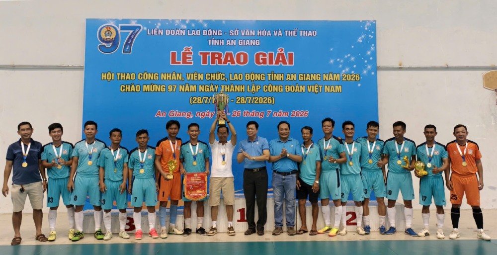 Đội Công ty CP Điện nước An Giang đoạt cúp vô địch môn Bóng đá. Ảnh: Cẩm Tú