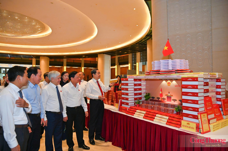 Chủ tịch Quốc hội Trần Thanh Mẫn cùng các đại biểu đã tham quan triển lãm “Hoạt động giám sát của Quốc hội khóa XVI: Từ định hướng chiến lược đến hành động thực tế”.