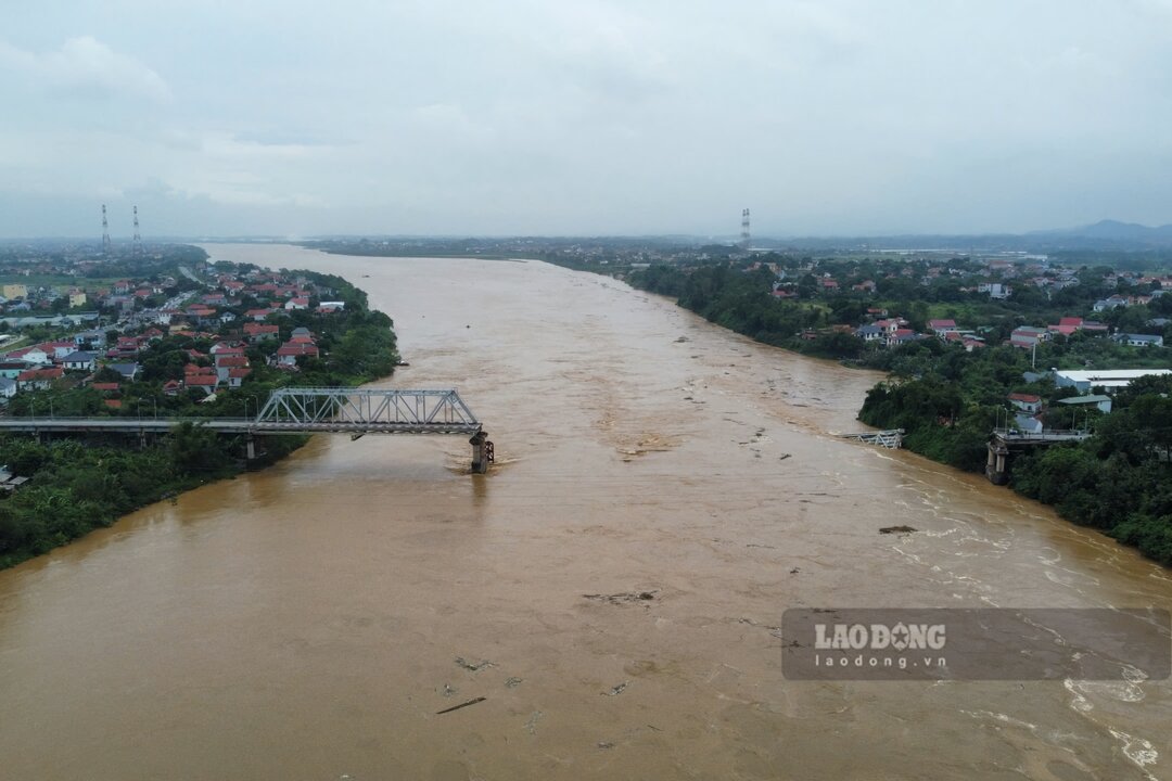 Cầu Phong Châu (cũ) ngày 9.9.2024 đã bị sập nhịp, cuốn trôi trụ T7 và 2 nhịp dàn chính. Ảnh chụp ngày 8.9.2025. Ảnh: Tô Công