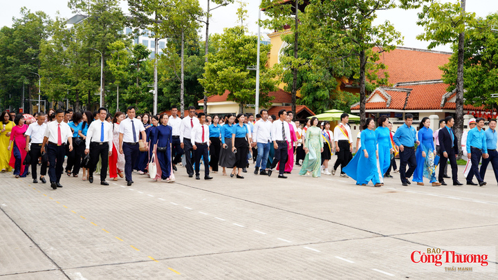 Đoàn đại biểu gồm các cán bộ công đoàn, đại diện gia đình và các cháu học sinh tiêu biểu di chuyển vào khu vực hành lễ trước Lăng Chủ tịch Hồ Chí Minh.