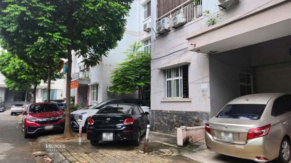 Bất kỳ chỗ nào trống là ô tô dừng đỗ. Ảnh: Minh Hạnh