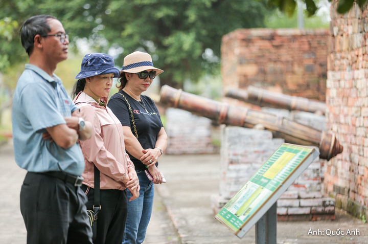 Vào những dịp lễ, cuối tuần rất đông người dân đến Thành Nhà Hồ thăm quan và tìm hiểu lịch sử.