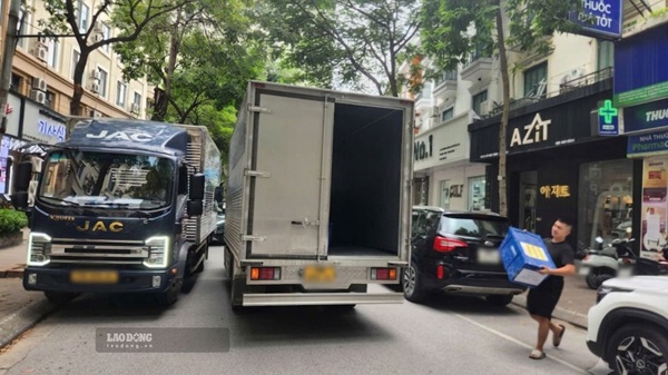 Phố Đỗ Đình Thiện xe ô tô đỗ 2 bên đường khiến các phương tiện khó di chuyển. Ảnh: Minh Hạnh