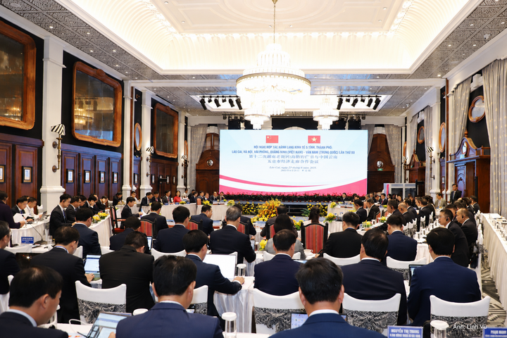 Toàn ảnh Hội nghị hợp tác hành lang kinh tế 5 tỉnh/thành phố Lào Cai - Hà Nội - Hải Phòng - Quảng Ninh (Việt Nam) và Vân Nam (Trung Quốc) lần thứ XII. Ảnh: Linh Vũ/CTTĐTLC