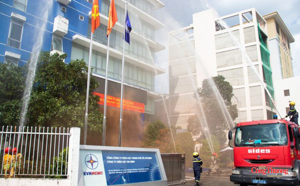 Diễn tập phương án phòng cháy, chữa cháy và cứu nạn, cứu hộ tại Công ty Điện lực Gia Định.