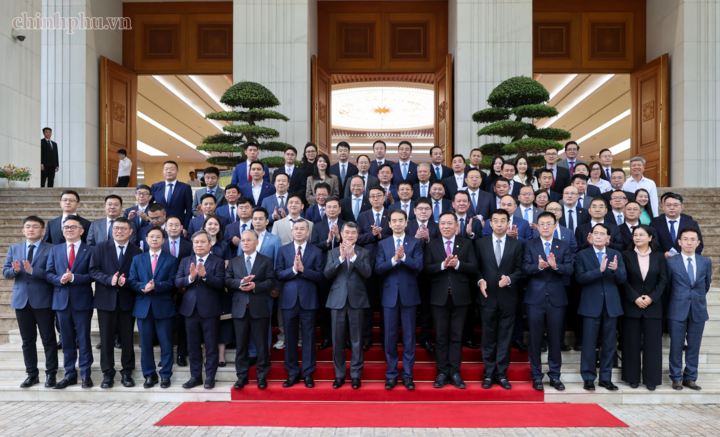 Thủ tướng chụp ảnh lưu niệm cùng các đại biểu - Ảnh: chinhphu.vn/Nhật Bắc