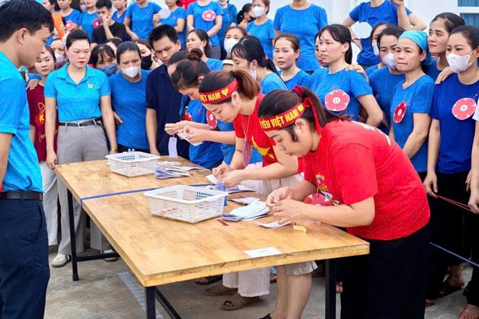 Thi tay nghề, chơi trò chơi dân gian và trao quà cho đoàn viên khó khăn