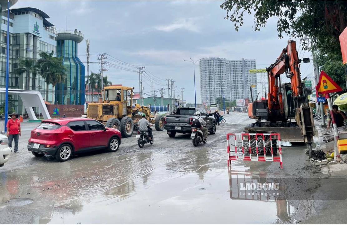 Đoạn qua trạm thu phí Lái Thiêu nền đường thấp, thường bị đọng nước. Ảnh: Đình Trọng