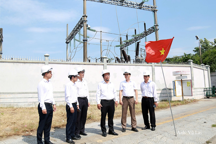 Lãnh đạo Công ty Điện lực Đà Nẵng kiểm tra hiện trường đường dây 110kV sau cải tạo.
