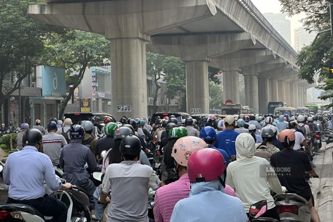 Nhiều tuyến đường Hà Nội ùn tắc sáng 8.9, xe máy đi ngược chiều để vào ngõ