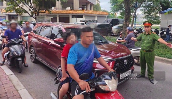 Phụ huynh vẫn vi phạm giao thông khi đưa con đến trường. Ảnh: Minh Hạnh