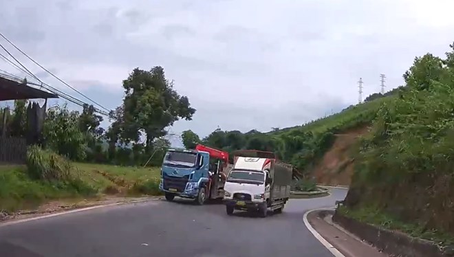 Từ video người dân cung cấp, CSGT xử phạt tài xế vượt ẩu trên Quốc lộ 70