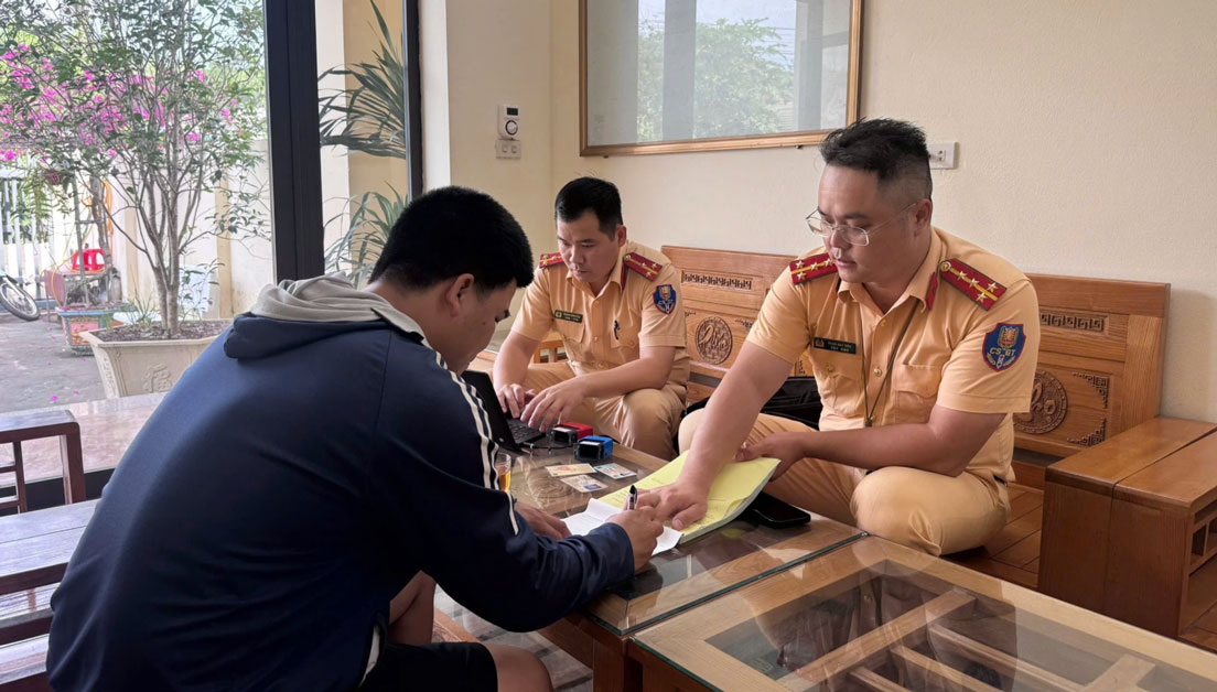 Lực lượng CSGT lập biên bản xử lý người điều khiển phương tiện vi phạm ngày 9.9. Ảnh: CA Lào Cai