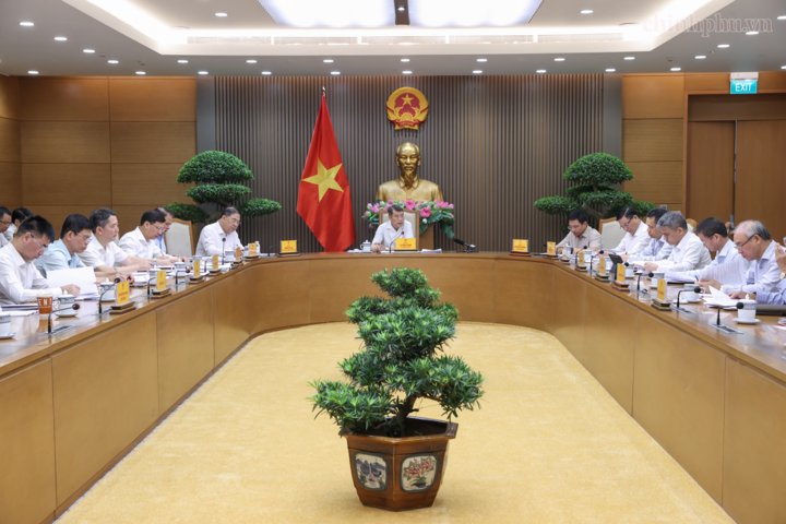 Thủ tướng nhấn mạnh yêu cầu luôn luôn bảo đảm cung ứng đủ xăng dầu trong mọi tình huống, bảo đảm mạch máu của nền kinh tế - Ảnh: chinhphu.vn/Nhật Bắc