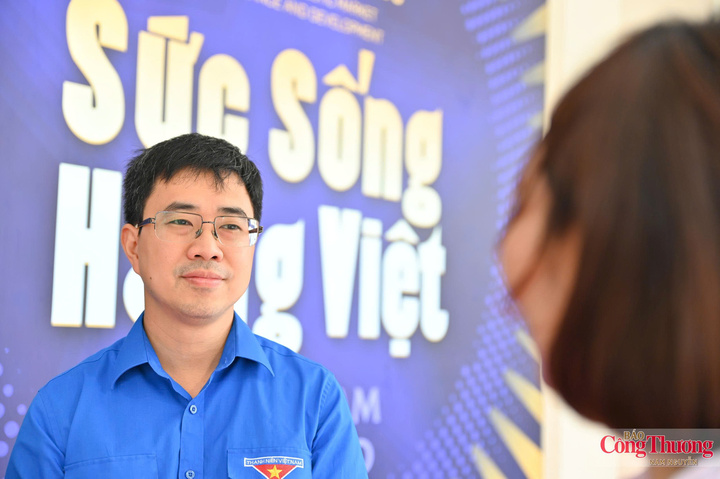 Anh Bùi Hoàng Tùng chia sẻ với phóng viên Báo Công Thương về ý nghĩa của sự kiện. Ảnh: Nam Nguyễn
