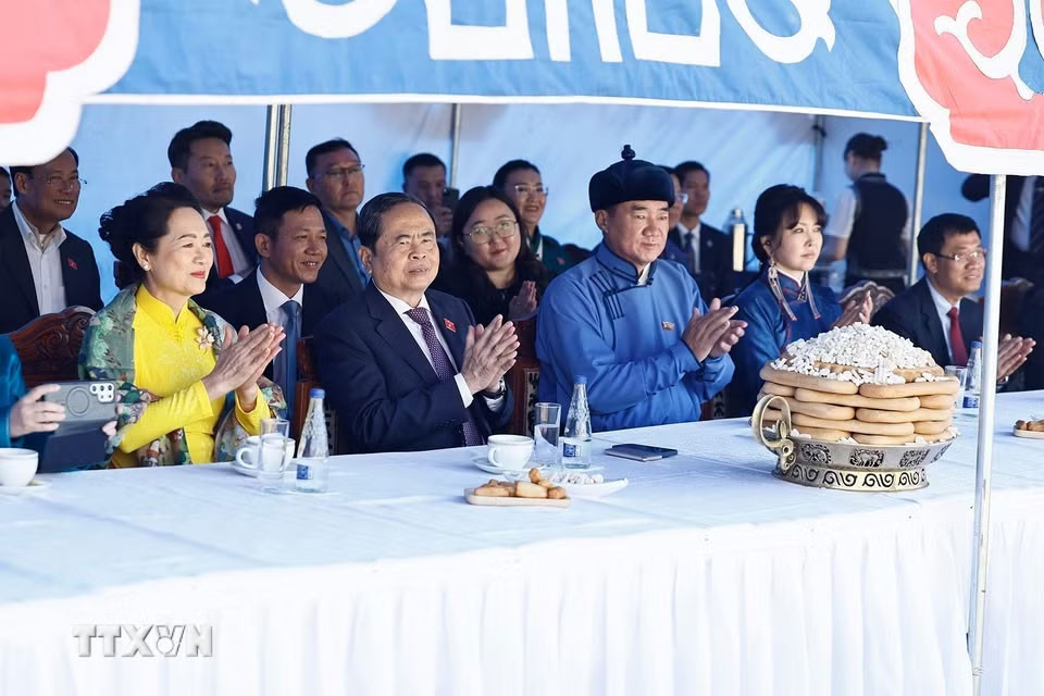 Chủ tịch Quốc hội Trần Thanh Mẫn và Phu nhân cùng Chủ tịch Quốc hội Mông Cổ Sandag Byambatsogt và Phu nhân xem đấu vật tại khu phức hợp Chingisiin Khaanii Khuree.