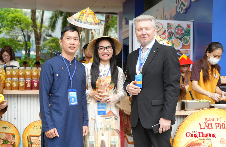 Đại biểu quốc tế tham quan gian hàng trưng bày, giới thiệu sản phẩm bên lề “Đối thoại Hữu nghị TP. Hồ Chí Minh lần thứ 3 năm 2026”.