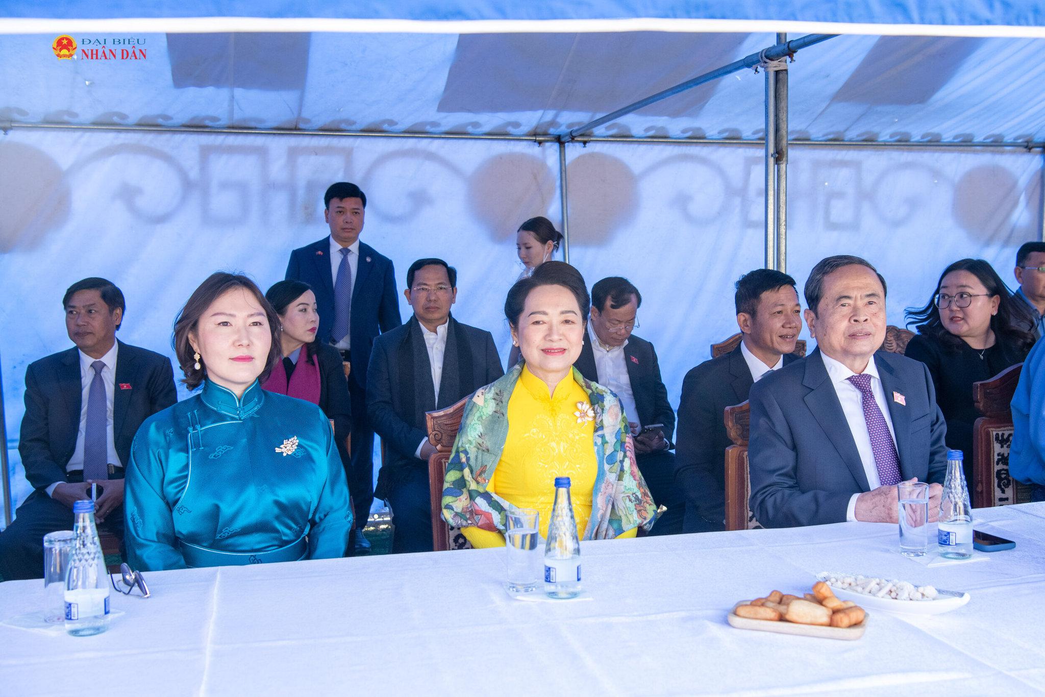 Chủ tịch Quốc hội Trần Thanh Mẫn và Phu nhân cùng Chủ tịch Quốc hội Mông Cổ Sandag Byambatsogt và Phu nhân xem đấu vật tại khu phức hợp Chingisiin Khaanii Khuree.