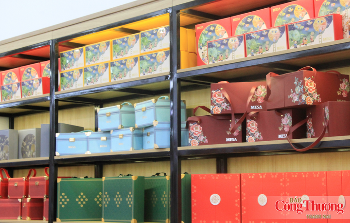 Đa dạng mẫu mã hộp quà tại cửa hàng bánh TAMBA.