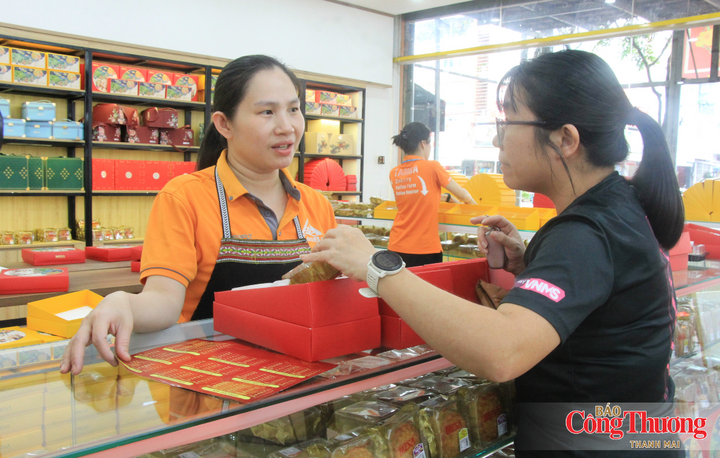 Nhân viên tư vấn, giới thiệu sản phẩm bánh Trung thu cho người tiêu dùng.