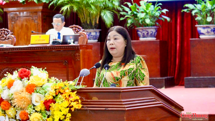 Bà Mã Thị Tươi - Phó Chủ tịch Thường trực HĐND TP. Cần Thơ thông qua chương trình kỳ họp.