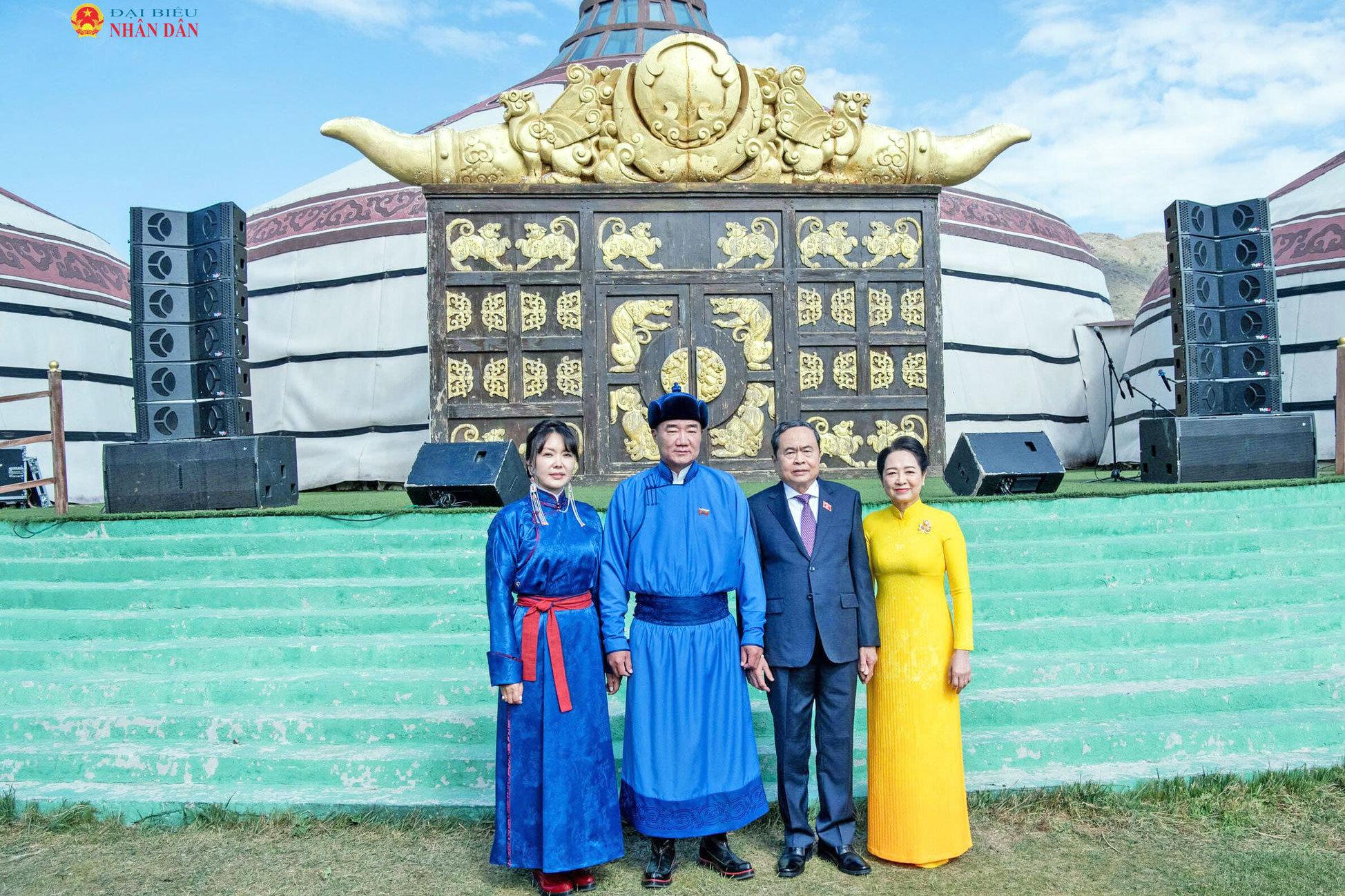 Chủ tịch Quốc hội Trần Thanh Mẫn và Phu nhân cùng Chủ tịch Quốc hội Mông Cổ Sandag Byambatsogt và Phu nhân tham quan thảo nguyên tại khu phức hợp Chingisiin Khaanii Khuree. Ảnh: Lâm Hiển.
