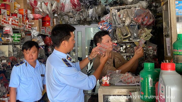 Chi cục Quản lý thị trường tỉnh Cà Mau phối hợp với Công ty Luật TNHH Phạm và Liên Danh kiểm tra, xử lý hàng giả mạo các nhãn hiệu Honda, Yamaha.