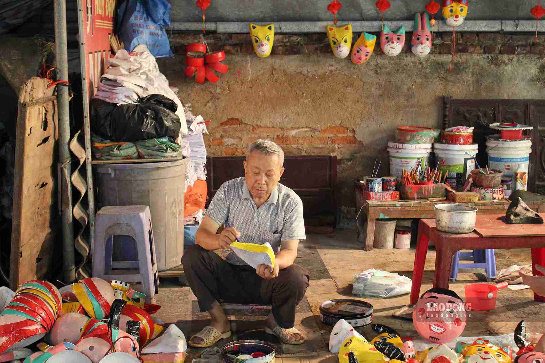 Ông Vũ Huy Đông đã có hơn 40 năm gắn bó với nghề làm mặt nạ truyền thống ở làng Ông Hảo.
