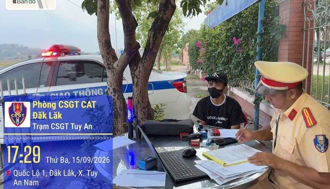 Không bằng lái vẫn điều khiển xe kéo sơmi rơmoóc, quá liều mạng!