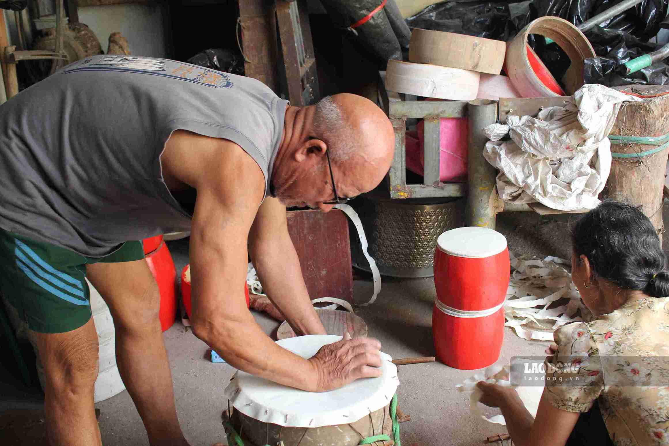 Gia đình ông Vũ Văn Hởi duy trì nghề làm trống tại làng Ông Hảo.