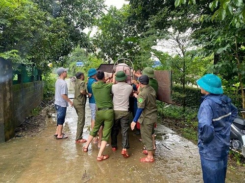 Công an Phú Thọ hỗ trợ người dân chuyển đồ đạc trong mưa lũ
