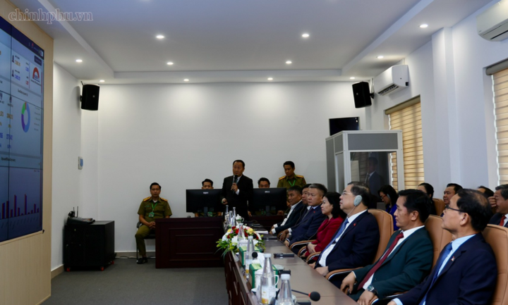 Phó Thủ tướng Thường trực Phạm Gia Túc nghe giới thiệu về kết quả triển khai Dự án Hệ thống quản lý dân cư và căn cước công dân tại Lào do Bộ Công an Việt Nam hỗ trợ Bộ Công an Lào - Ảnh: chinhphu.vn/Phương Nguyên