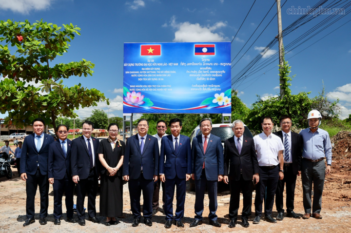 Phó Thủ tướng Thường trực Phạm Gia Túc và Đoàn đại biểu Việt Nam tại địa điểm dự kiến xây dựng Trường Đại học Hữu nghị Lào - Việt Nam - Ảnh: chinhphu.vn/Phương Nguyên