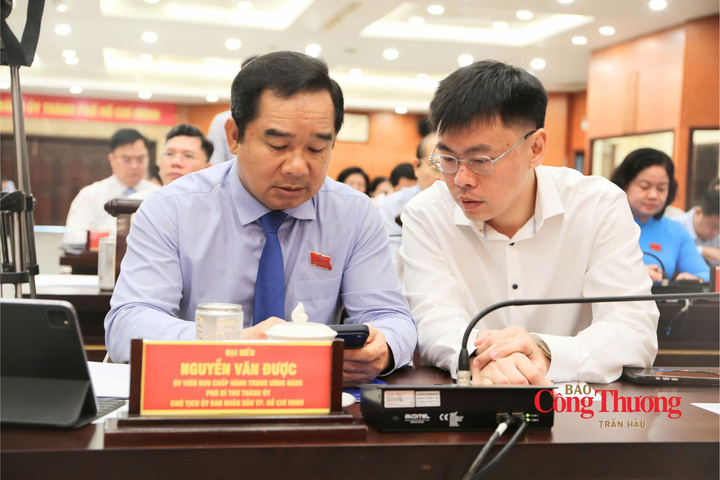 Chủ tịch UBND TP. Hồ Chí Minh Nguyễn Văn Được trao đổi cùng Phó Chủ tịch UBND Thành phố Trương Minh Huy Vũ.