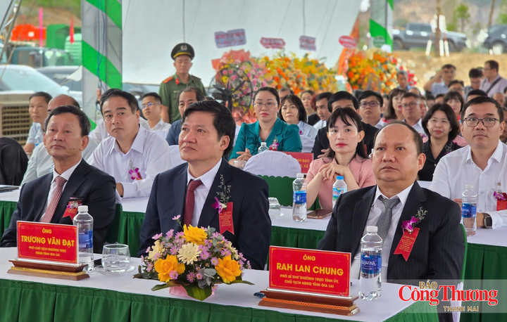 Ông Rah Lan Chung, Phó Bí thư Thường trực Tỉnh ủy Gia Lai (bìa phải) tại lễ khởi công.