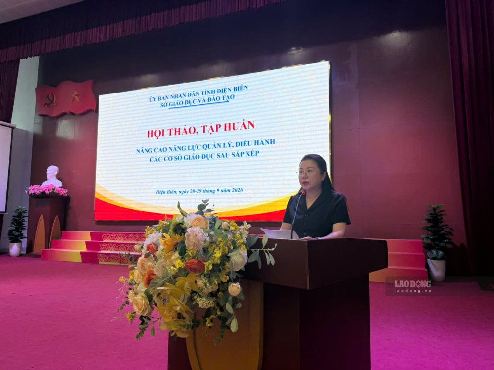Bà Hoàng Tuyết Ban - Giám đốc Sở GDĐT tỉnh Điện Biên phát biểu tại buổi tập huấn. Ảnh: Thành An