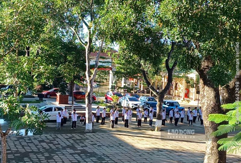 Học sinh Trường THCS Đồng Tiến trở lại lớp học sau nhiều ngày trường bị ngập sâu. Ảnh: Minh Hoàng (chụp ngày 28.9.2026)