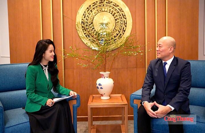 Phóng viên Báo Công Thương trong cuộc trao đổi với ông Vũ Bá Phú - Cục trưởng Cục Xúc tiến thương mại - Bộ Công Thương. Ảnh: Thái Mạnh
