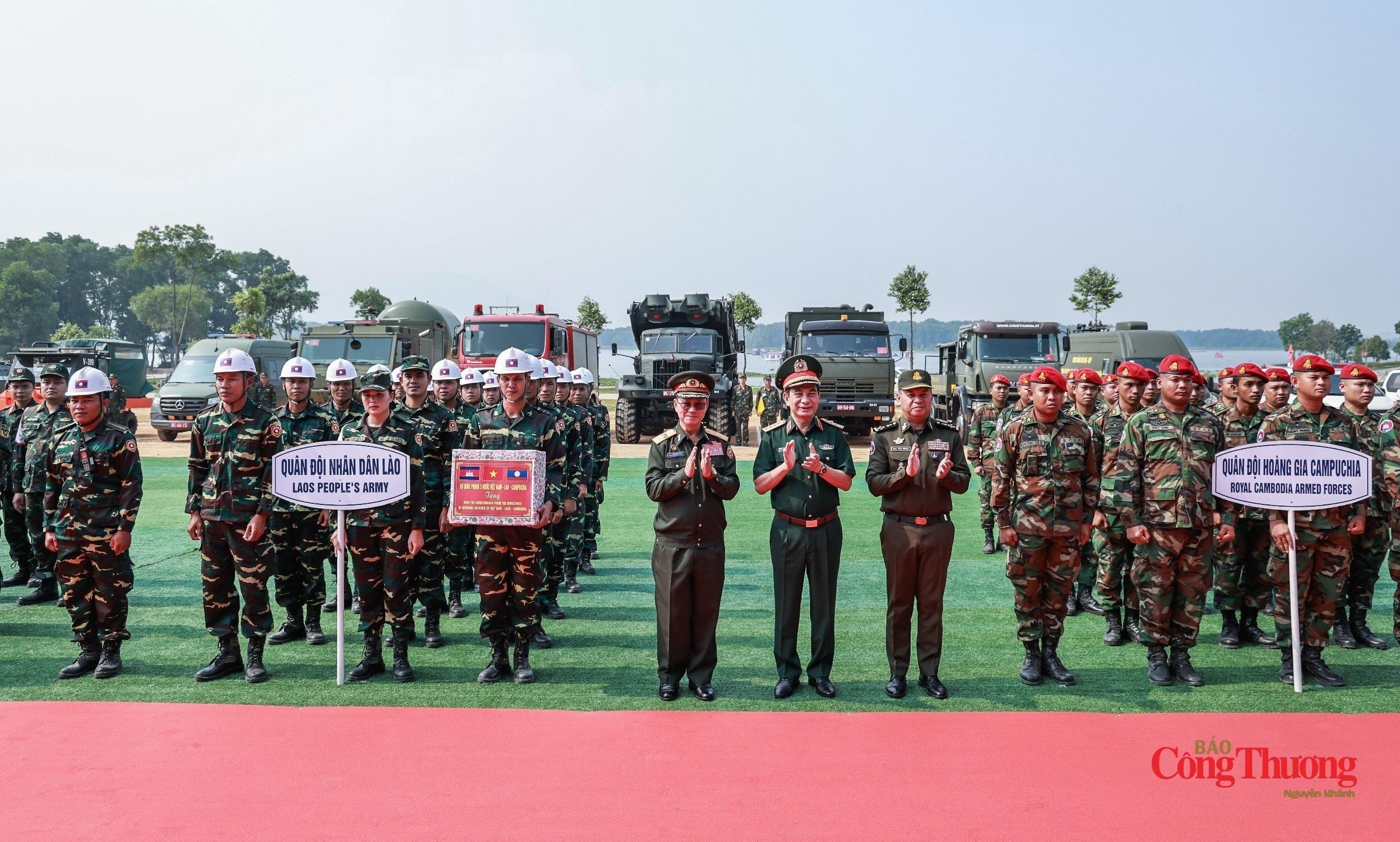 Đại tướng Khamliang Outhakaysone, Bộ trưởng Bộ Quốc phòng Lào; Đại tướng Phan Văn Giang, Bộ trưởng Bộ Quốc phòng Việt Nam; Đại tướng Tea Seiha, Bộ trưởng Bộ Quốc phòng Campuchia tặng quà quân đội 3 nước tham gia diễn tập.